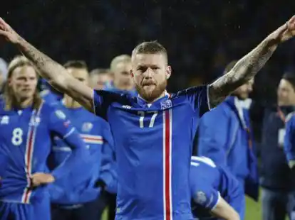 Island: Kapit&auml;n Aron Gunnarsson und die Fu&szlig;baller aus Island fahren im Sommer zum ersten Mal zu einer Fu&szlig;ball-Weltmeisterschaft.