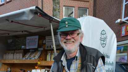 Pr&auml;sentiert fair gehandelte Produkte auf dem Br&uuml;llmarkt: Reinhard Hartwig