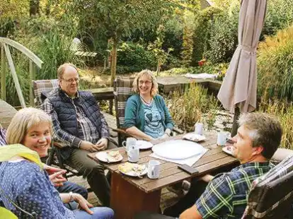 Genossen die gem&uuml;tliche Kaffeerunde in dem Gartenparadies der Familie M&uuml;mken: Besucher aus Hude.