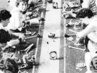 Frauen bei der Arbeit am Flie&szlig;band