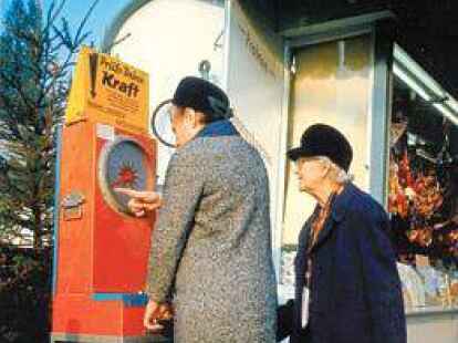F&uuml;r zehn Pfennig konnte man sich fr&uuml;her aus dem Kramermarkt wiegen lassen. Das Ergebnis scheint diese beiden Damen in den achtziger Jahren zu verbl&uuml;ffen.