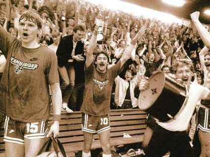 <p>        Die OTB-Basketballer feierten 1985 ihren Sieg in Wolfenb&uuml;ttel. Auch bei diesem Erfolg  war Peter Kreier als    NWZ -Fotograf dabei.    </p>