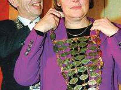 Der damalige Oberb&uuml;rgermeister J&uuml;rgen Poeschel &uuml;berreichete Angela Merkel 2001 die K&ouml;nigskette.