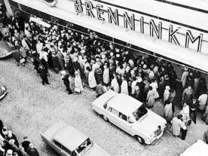 Schlussverkauf bei Brenninkmeyer (heute C&A): Damals fuhren noch die Autos durch die Fu&szlig;g&auml;ngerzone, die in diesem 50. Geburtstag feierte. Auf der Jagd nach einem Schn&auml;ppchen bildeten sich zum Auftakt des Schlussverkaufs regelm&auml;&szlig;ig Trauben von Menschen vor den Ladent&uuml;ren.