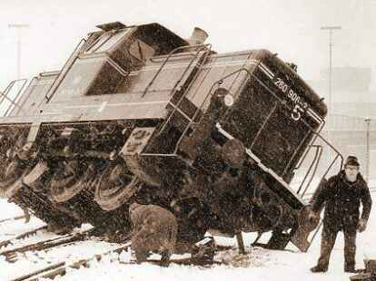 W&auml;hrend der Schneekatastrophe 1978 entgleiste diese Rangierlok im Bereich des Hauptbahnhofes.  G&uuml;nter Nordhausen war mit seiner Kamera vor Ort.