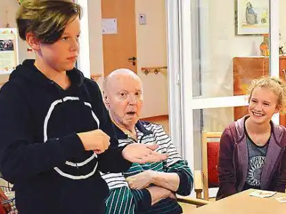 Beim Ged&auml;chtnistraining im Altenheim: Die Senioren raten beim Pantomime spielen.