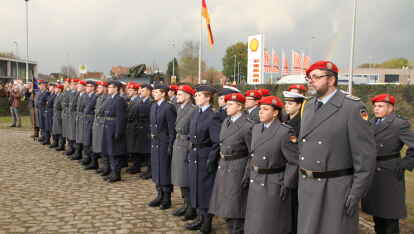 Feierliches Gel&ouml;bnis der Bundeswehr in Ganderkesee: Rekruten des  Logistikbataillons 161 und der Marineoperationsschule Bremerhaven werden vereidigt.