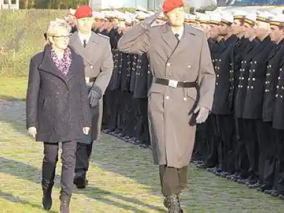 Die Kommandeure der beteiligten Einheiten, Kapit&auml;n zur See Eckhard B&ouml;deker (links) und Oberstleutnant Stephan Fey (vorne rechts),   schritten mit B&uuml;rgermeisterin Alice Gerken in ihrer Mitte die Reihen der Rekruten ab.