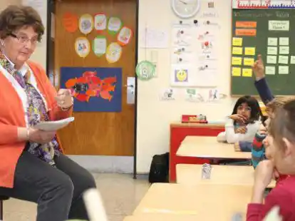 Las den Erst- und Zweitkl&auml;sslern in Kirchhatten auf Plattdeutsch vor: Autorin Hildegard T&ouml;lke.