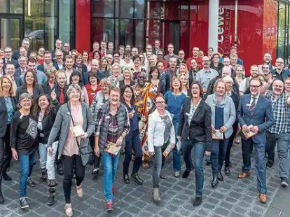 Gerne bei CEWE: Das Unternehmen ehrte jetzt insgesamt 117 Mitarbeiterinnen und Mitarbeiter, die inzwischen seit bis zu vier Jahrzehnten f&uuml;r den Erfolg des gro&szlig;en Fotodienstleisters arbeiten.