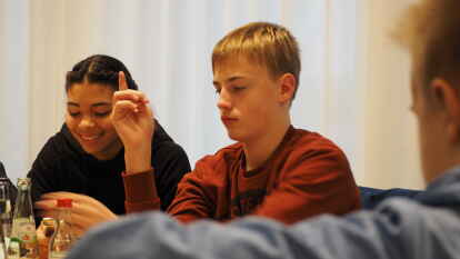 Die Klasse 8a von der IGS Brake war am 20. November zu Besuch bei der LzO in Brake. Das Thema: Planspiel B&ouml;rse. LzO-Mitarbeiter Maik Bitter und Melanie K&uuml;pper beantworteten den Sch&uuml;lern alle Fragen rund um die Themen Finanzwelt und B&ouml;rse.