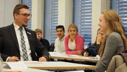 Wie bewerbe ich mich eigentlich online? Das wissen seit dem 23. November die Sch&uuml;ler der 9d von der Oberschule Wiefelstede. Denn Sascha R&uuml;ckbrodt und Regina Pfeifer von der LzO haben es mit ihnen trainiert &ndash; inklusive Vorstellungsgespr&auml;ch.