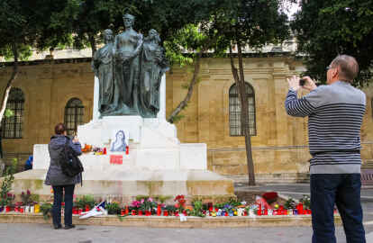 Blumen erinnern an die getötete Journalistin Daphne Caruana Galizia.  (Bild: Krogmann)