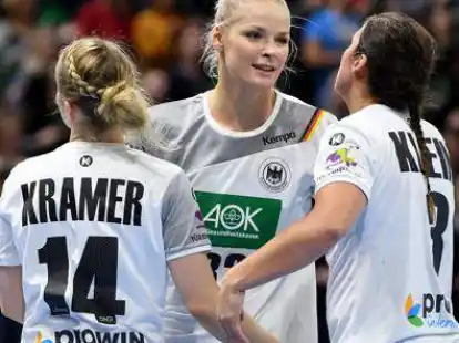 Generalprobe gegl&uuml;ckt:  (von links) Deutschlands Spielerinnen Stella Kramer, Evgenija Minevskaja und Isabel Klein jubeln nach dem Testspielsieg gegen Island
