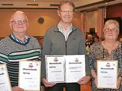 F&uuml;r eine langj&auml;hrige Mitgliedschaft in der VDK-Ortsgruppe Bar&szlig;el ehrte Vorsitzender Otto Harms (l.) unter anderem die Mitglieder (ab 2.v.l.) Heinz-Bernhard Kreke (10 Jahre Mitglied), Friedhelm Baumh&ouml;fer (25), Monika Hoffmann (10), Johannes Siemer (10).