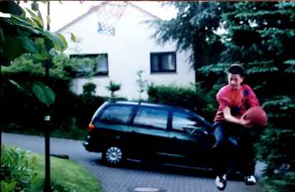 Bei sich in der Einfahrt hat der junge Schwethelm sp&auml;ter einen Korb.