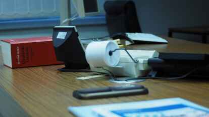 Die Klasse 9R2 der Oberschule am Luisenhof hat mit ihrem Lehrer Tilo Lehmann einen spannenden Tag beim Amtsgericht in Nordenham verbracht. Nachdem sie zwei Verhandlungen zugeschaut hatten, stand ihnen Richter Staubwasser Rede und Antwort.