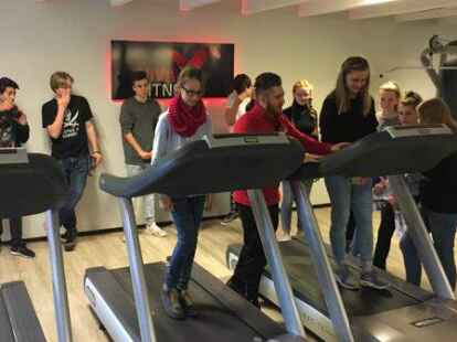 Die Klasse 8.5 der IGS Friesland Nord war am 6. Dezember bei Viva Fitness in Schortens und hat sich von den Fitnesstrainern Janosch Brunken und Ina Heyen die verschiedenen Ger&auml;te erkl&auml;ren lassen. Dabei durften die 26 Sch&uuml;ler viele &Uuml;bungen selbst ausprobieren.