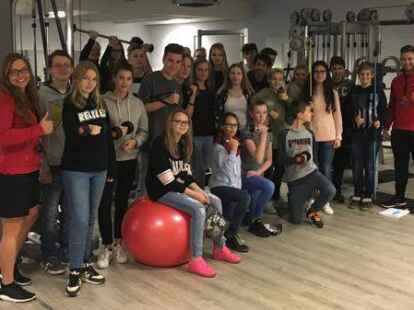 Die Klasse 8.5 der IGS Friesland Nord war am 6. Dezember bei Viva Fitness in Schortens und hat sich von den Fitnesstrainern Janosch Brunken und Ina Heyen die verschiedenen Ger&auml;te erkl&auml;ren lassen. Dabei durften die Sch&uuml;ler viele &Uuml;bungen selbst ausprobieren.