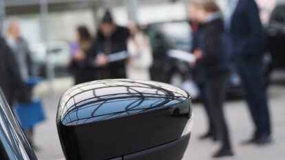 F&uuml;r die achte Klasse der IGS Friesland Nord von Heike Hufl&auml;nder ging es zum Autohaus Schmidt & Koch in Wilhelmshaven. Wie viel kostet eigentlich so ein neues Auto? Und was wird in einer Werkstatt alles so gemacht? Das verraten uns die Sch&uuml;ler dann bald in ihrem Zeitungsartikel.