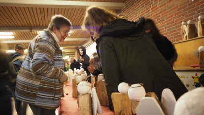 In der IGS Brake konnten Sch&uuml;ler, Eltern und Lehrer sich schon einmal auf die Vorweihnachtszeit einstimmen und sogar die ein oder anderen Geschenke kaufen. &Uuml;ber den Adventsmarkt berichten wird die Klasse 8e von Malte M&uuml;ller auf ihrer Zisch-Seite.