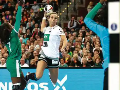 Das Tor fest im Blick:  Angie Geschke (Mitte) steuerte gegen Kamerun zwei Treffer zum deutlichen Sieg bei.