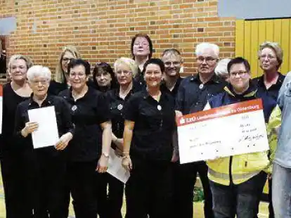 Mitglieder des KIT Wesermarsch konnten sich &uuml;ber insgesamt 1200 Euro an Spenden freuen, die beim &Uuml;bungsabend der &bdquo;Silver Line Dancer&ldquo; &uuml;berreicht wurden.