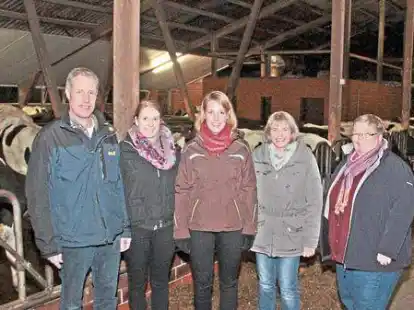 Feierten mit ihren G&auml;sten Advent im Kuhstall: Uwe, Merle, Imke und Elke Sudbrink, hier mit Petra Schomaker (rechts), die plattdeutsche Geschichten vortrug.