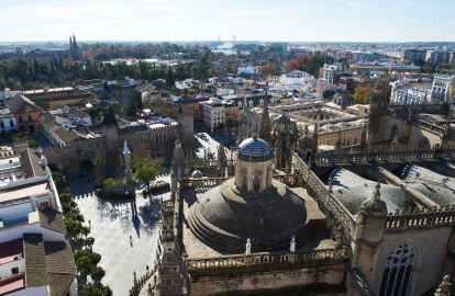 Der Blick vom Turm der Kathedrale der spanischen Stadt Sevilla, die 2018 zu den Trendreisezielen gehört. Bild: dpa