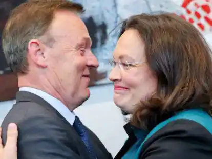 Zugegeben, die Gesichtsz&uuml;ge lassen wenig Leidenschaft in dieser Umarmung vermuten. Nicht gerade verwunderlich, schlie&szlig;lich hatte zu diesem Zeitpunkt im September 2017 Andrea Nahles ihren gerade erst abgel&ouml;sten Vorg&auml;nger an der SPD-Fraktionsspitze, Thomas Oppermann, im Arm. &bdquo;Nur Mut, liebe Frau Nahles&ldquo;, mag man ihr zurufen, &bdquo;keine falsche Scham!&ldquo; Ob sich die beiden auch auf dem SPD-Sonderparteitag in Bonn vor Freude &uuml;ber eine eventuell best&auml;tigte Groko-Politik knuddeln werden, bleibt abzuwarten.