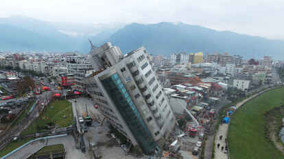 Das nach einem Erdbeben schwer beschädigte Yuntsui Building steht schief.