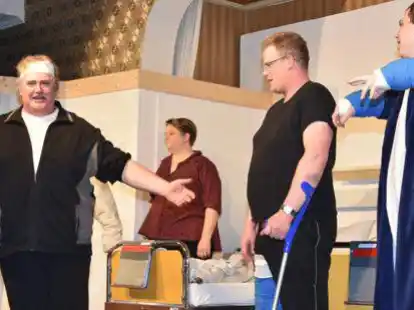 Die schauspielerfahrene Truppe mit ganzem K&ouml;rper- und Spracheinsatz: Das Verwirrspiel im Krankenhaus macht m&uuml;de M&auml;nner, Patienten und vor allem ein am&uuml;siertes Publikum munter.