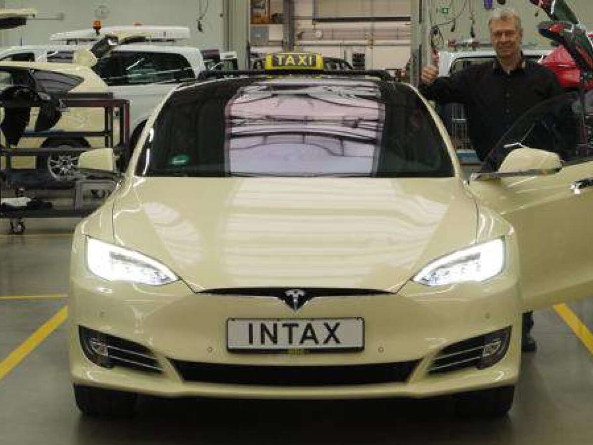 Tesla Taxis - INTAX GmbH