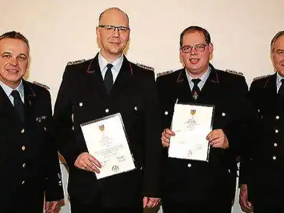 Bef&ouml;rderungen (v. li.): Vize-Kreisbrandmeister Frank Hattendorf mit Timo Neuhaus,  Renke von Seggern und Bereitschaftsf&uuml;hrer Klaus Stolle.