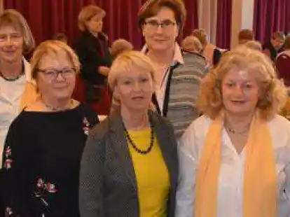 Vorsitzende Ria Schr&ouml;der (rechts) mit Autor Manfred Br&uuml;ning, Ilse Coldewey, B&auml;rbel Rodiek-Rohde, Beate Engelbart, Hanna Biebert und Marlies Schweers-Weihe (von links).