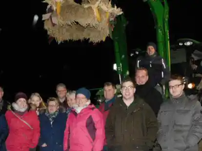 Die Delegation der Sandhatter mit der Erntekrone auf dem Weg  nach Dingstede.