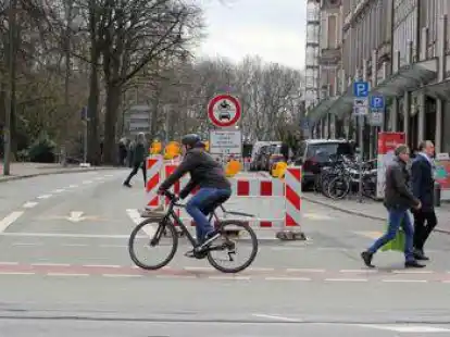 Die Stra&szlig;e Am Wall ist seit Dienstag aus Richtung Herdentor bis zur Bischofsnadel gesperrt. Ab dem 26. Mai soll der Wall in Richtung Tiefer zumindest wieder einspurig befahrbar sein &ndash; vorausgesetzt die Arbeiten bleiben im Plan.