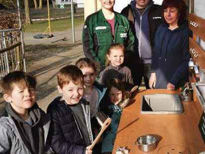 Freuen sich &uuml;ber die Spielk&uuml;che: Kindergartenkinder mit Auszubildender Lisa-Marie Wenzel,   Stephan Deberding und Kindertagesst&auml;tten-Leiterin Christa Cyriakel