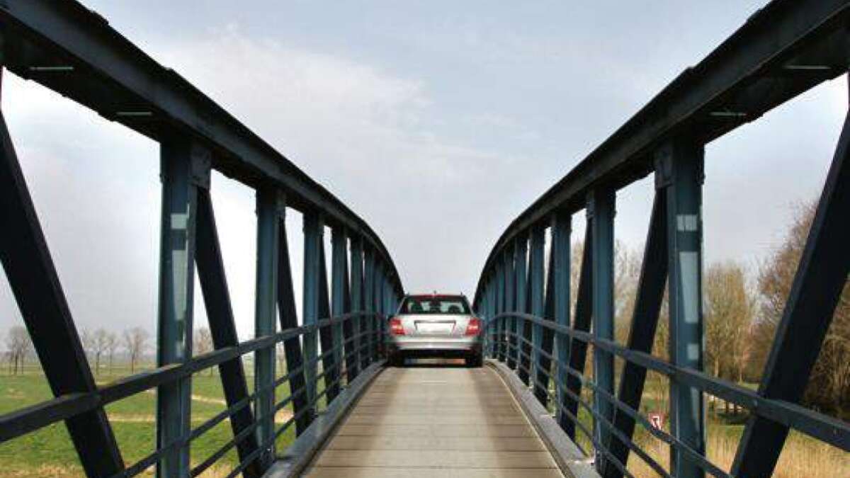 Deutschlands Engste Autobr cke Zwischen 1 80 Meter ber Die Leda deutschlands-engste-autobr-cke-zwischen-1-80-meter-ber-die-leda