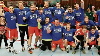 Unbändige Freude über den vorzeitigen Gewinn der Meisterschaft in der Oberliga Nordsee – noch dazu vor heimischer Kulisse: Ausgelassen feierten die Handballer am Samstagabend die erhoffte Rückkehr in die Dritte Liga.