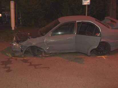 Schwerer Unfall in Bremen: ein Sportwagenfahrer krachte mit seinem Mitsubishi in f&uuml;nf Autos.