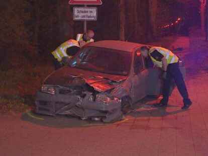 Schwerer Unfall in Bremen: ein Sportwagenfahrer krachte mit seinem Mitsubishi in f&uuml;nf Autos.