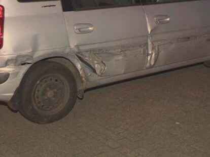 Schwerer Unfall in Bremen: ein Sportwagenfahrer krachte mit seinem Mitsubishi in f&uuml;nf Autos.