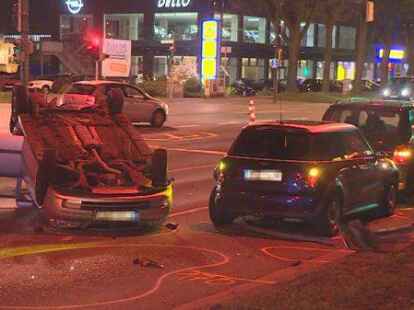 Schwerer Unfall in Bremen: ein Sportwagenfahrer krachte mit seinem Mitsubishi in f&uuml;nf Autos.