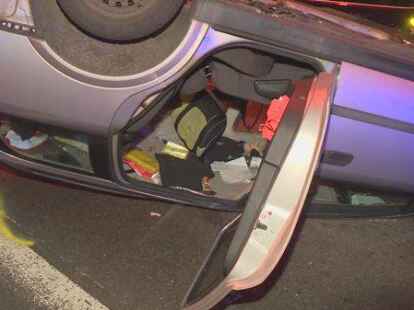 Schwerer Unfall in Bremen: ein Sportwagenfahrer krachte mit seinem Mitsubishi in f&uuml;nf Autos.