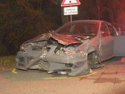 Schwerer Unfall in Bremen: ein Sportwagenfahrer krachte mit seinem Mitsubishi in f&uuml;nf Autos.