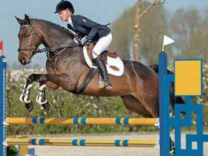 Janne Christina Brandt vom Nordenhamer Reitclub &uuml;berzeugte in Lemwerder auf ganzer Linie. Sie  belegte mit Candy Contagia den f&uuml;nften Platz im L-Stilspringen  und qualifizierte sich damit f&uuml;r Rastede. Mit  Carrys Girl belegte sie   Platz sieben im A-Stilspringen.