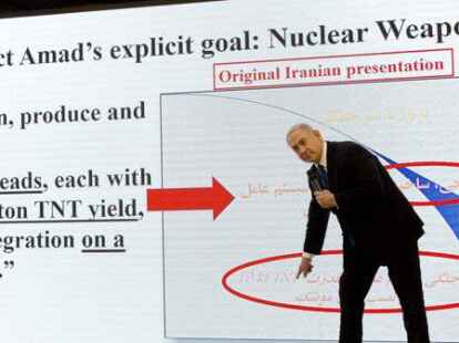 Israels Ministerpr&auml;sident Benjamin Netanjahu bei seiner Pr&auml;sentation erbeuteter iranischer Dokumente.