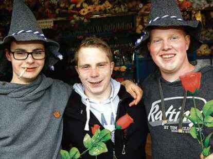 Hilko (links) hat H&uuml;te und Blumen f&uuml;r Gerrid (Mitte) und Malte abgestaubt.