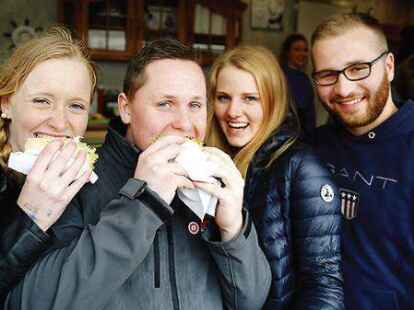 Bei solchem Wind und Wetter schmeckten die Fischbr&ouml;tchen gleich doppelt so gut.